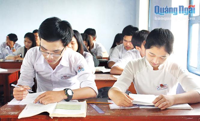 Học sinh lớp 12 Trường THPT Lý Sơn được tăng tiết ôn tập các môn bắt buộc.