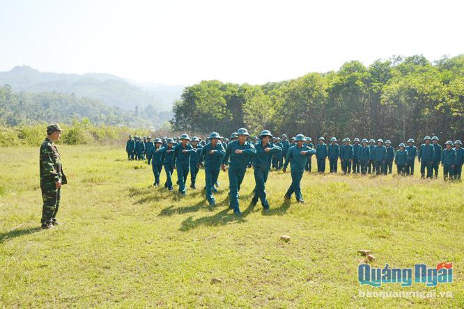 Dân quân huyện Tây Trà tích cực huấn luyện.