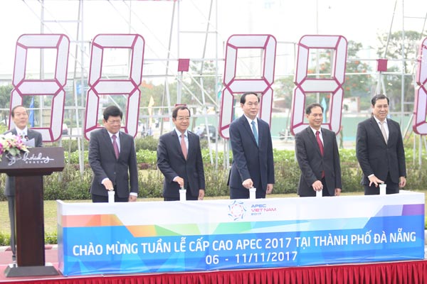 Chủ tịch nước Trần Đại Quang cùng lãnh đạo Ủy ban Quốc gia APEC 2017 và UBND TP Đà Nẵng bấm nút khởi động đồng hồ đếm ngược