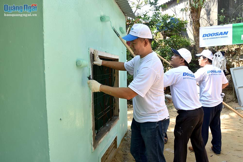 Các tình nguyện viên Hàn Quốc và Việt Nam tham gia sơn sữa lại nhà cho người dân xã Bình Thuận, Bình Sơn