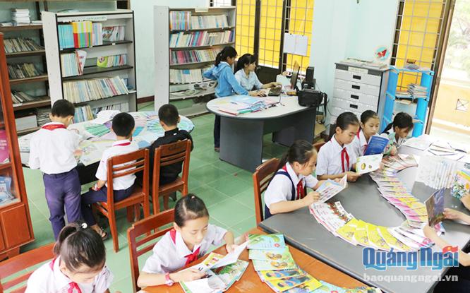 Với nhiều cách thức bày trí sinh động, đa dạng, thư viện Trường Tiểu học Nghĩa Lâm (Tư Nghĩa) luôn thu hút nhiều học sinh đến đọc sách.    