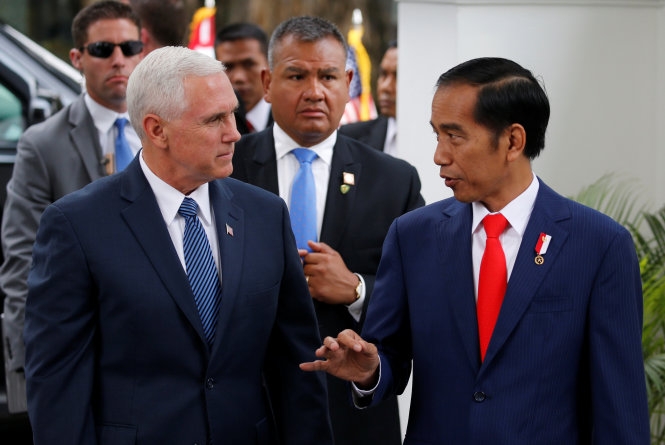 Phó tổng thống Mỹ Mike Pence (trái) trao đổi với Tổng thống nước chủ nhà Indonesia Joko Widodo ngày 20-4 - Ảnh: Reuters