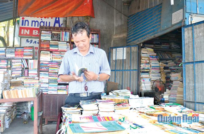 Khách hàng tìm mua sách cũ tại cửa hàng sách của bà Lê Thủy Lành ở góc đường Hùng Vương - Phan Đình Phùng (TP.Quảng Ngãi).