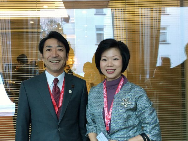 Thứ trưởng Bộ Kinh tế,Thương mại và Công nghiệp Nhật Bản Toshinao Nakagawa (trái) trong cuộc gặp Bộ trưởng Bộ Ngoại giao, Bộ Công thương Singapore, bà Sim Ann (phải).