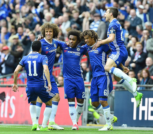 Niềm vui của các cầu thủ Chelsea trong trận thắng Tottenham