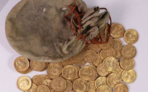  Túi đựng số tiền vàng tìm dưới phím đàn