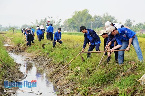 Áo xanh tình nguyện tích cực tham gia nạo vét kênh mương, khơi thông dòng chảy