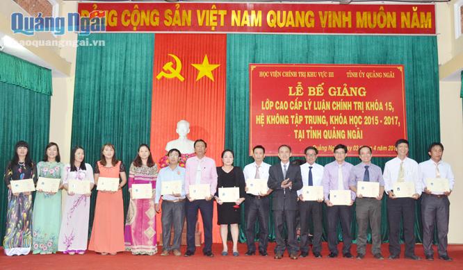 Học viện Chính trị khu vực III trao bằng tốt nghiệp lớp cao cấp lý luận chính trị cho học viên là cán bộ các cơ quan, đơn vị, địa phương của tỉnh Quảng Ngãi.                                                           Ảnh: M.Anh
