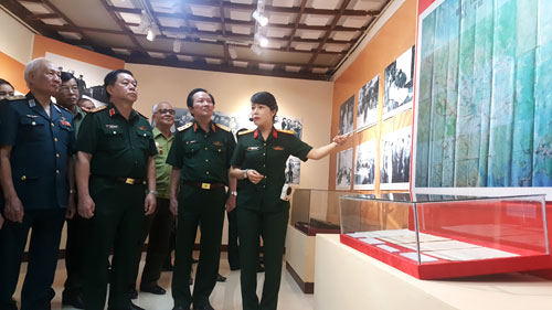 Các đại biểu tham quan triển lãm "Đại tướng Văn Tiến Dũng - Cuộc đời và sự nghiệp".