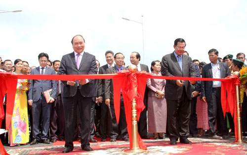 Thủ tướng Chính phủ Nguyễn Xuân Phúc và Thủ tướng Chính phủ Vương quốc Campuchia Samdech Techo Hun Sen cắt băng khánh thành cầu Long Bình-Chrey Thom. Ảnh: Nhân Dân