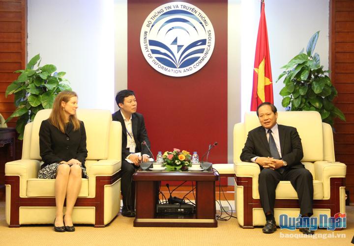 Bộ trưởng Trương Minh Tuấn và đại diện Facebook. Ảnh: VGP/Thúy Hà