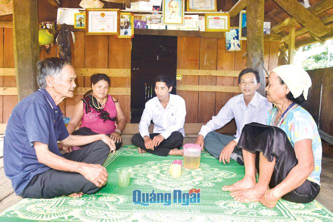 Đồng chí Đinh Xuân Hòa (SN 1983) (thứ 2 bên phải) - Bí thư Đảng ủy xã Ba Giang là một trong những cấp ủy trẻ của huyện Ba Tơ (nhiệm kỳ 2015 -2020), thăm hỏi đời sống người dân thôn Ba Nhà.