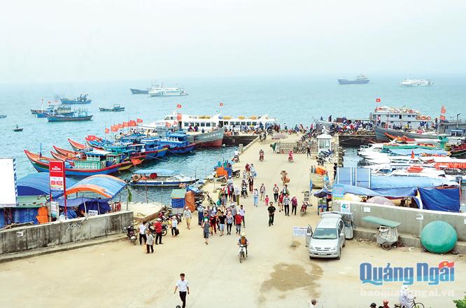 Dự báo nhu cầu đi lại của hành khách tham quan đảo Lý Sơn sẽ tăng đột biến, nên số lượng tàu xuất bến cũng tăng 5 chuyến so với ngày thường.
