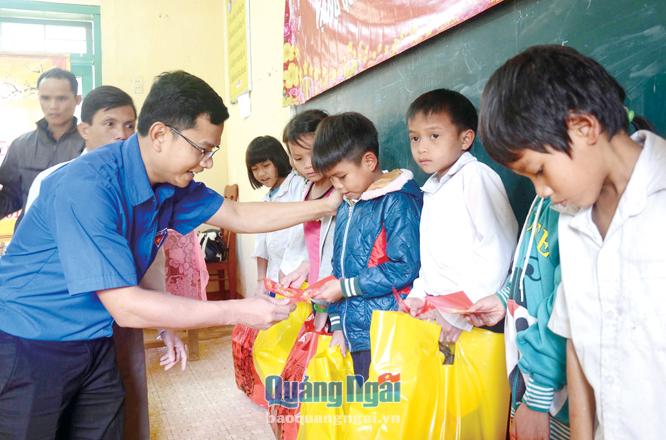 Phó Bí thư Thường trực Đoàn Khối CCQ tỉnh Đỗ Ngọc Thìn tặng quà cho học sinh nghèo huyện Tây Trà.