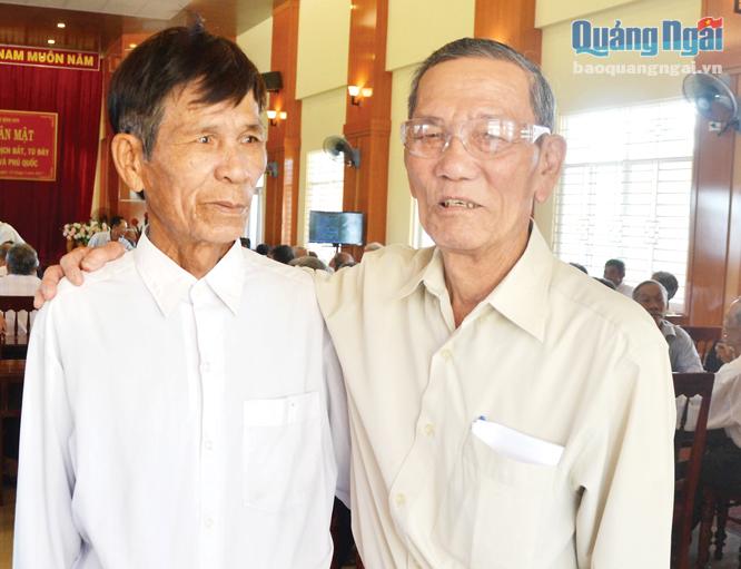 Hai ông Phạm Thanh Nhân (bên phải) và Đặng Văn Mến chụp ảnh kỷ niệm trong ngày gặp lại nhau.