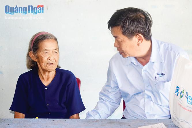 Mẹ VNAH Lâm Thị Hữu trò chuyện với đại diện đơn vị phụng dưỡng.                                        ẢNH: X.Hiếu