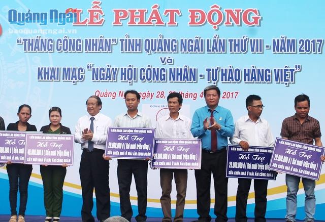 Phó Bí thư Thường trực Tỉnh ủy Nguyễn Thanh Quang và lãnh đạo LĐLĐ tỉnh trao tiền hỗ trợ xây dựng 