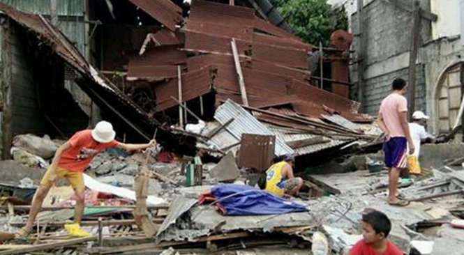 Nhà sập do động đất ở khu vực General Santos City - Ảnh: CNN/Roland Ortilano