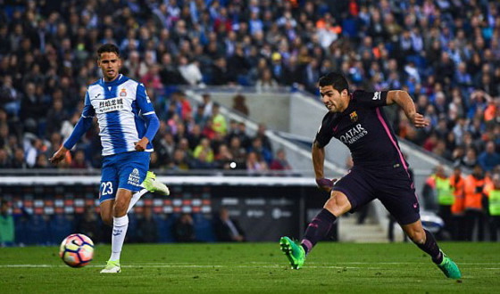 Luis Suarez (phải) lập cú đúp vào lưới đội chủ nhà Espanyol. Ảnh: Dailymail
