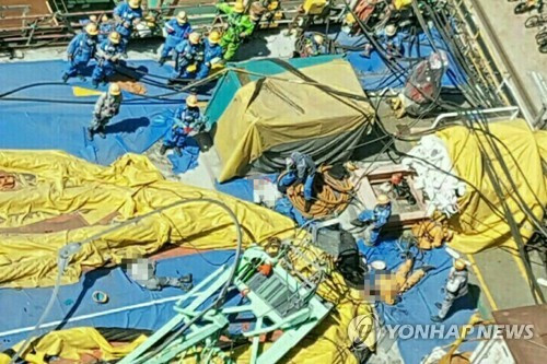 Hiện trường vụ tai nạn sập cần cẩu tháp tại một xưởng đóng tàu của tập đoàn công nghiệp nặng Samsung Heavy Industries. Ảnh Yonhap