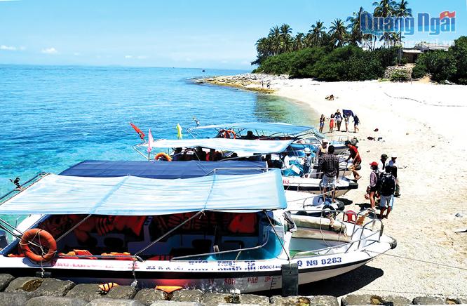 Đảo Bé (Lý Sơn) thu hút nhiều khách du lịch ngoài tỉnh. Ảnh: Minh Thu