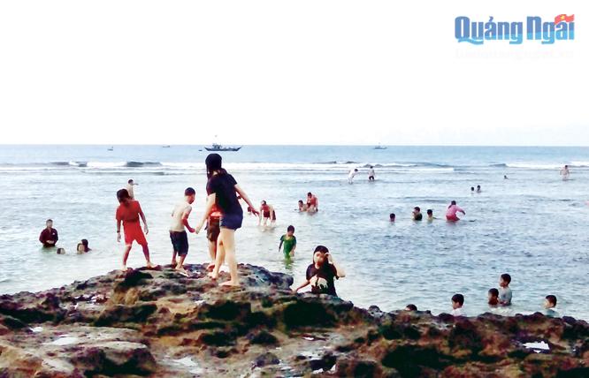 Bãi tắm biển tại danh thắng Hang Câu (Lý Sơn) thu hút khách du lịch.                                                                            ẢNH: VĂN MỊNH