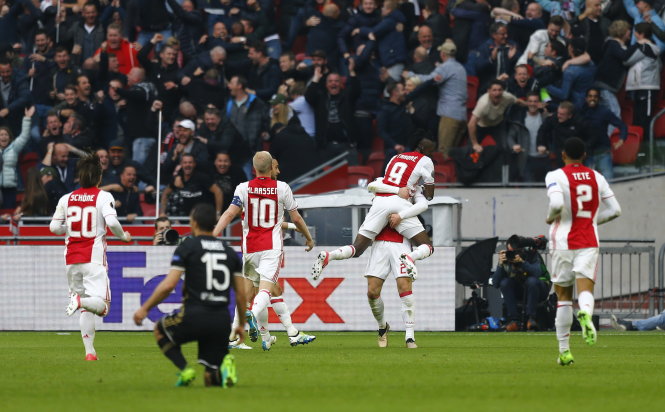  Niềm vui của các cầu thủ Ajax sau khi Dolberg nâng tỉ số lên 2-0. Ảnh: REUTERS