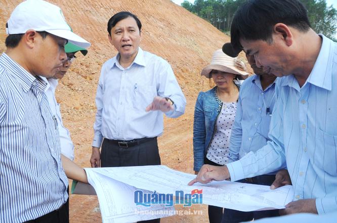 Phó Chủ tịch UBND tỉnh Phạm Trường Thọ kiểm tra việc thi công dự án định canh, định cư Nước Y tại xã Ba Vinh (Ba Tơ).