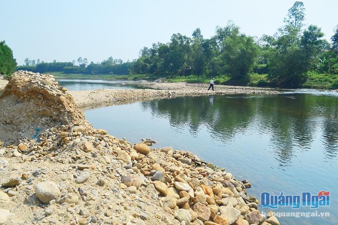  Sông Phước Giang ngang qua địa phận xã Long Sơn (Minh Long) bị 