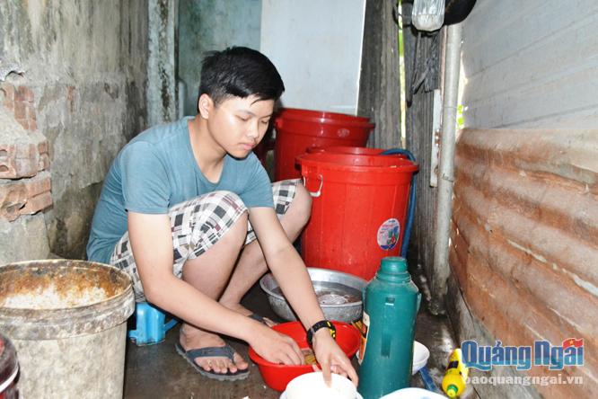 Sau những giờ học trên lớp, em Nguyễn Võ Anh Tú lại phụ giúp mẹ rửa chén, bát ở quán bún.