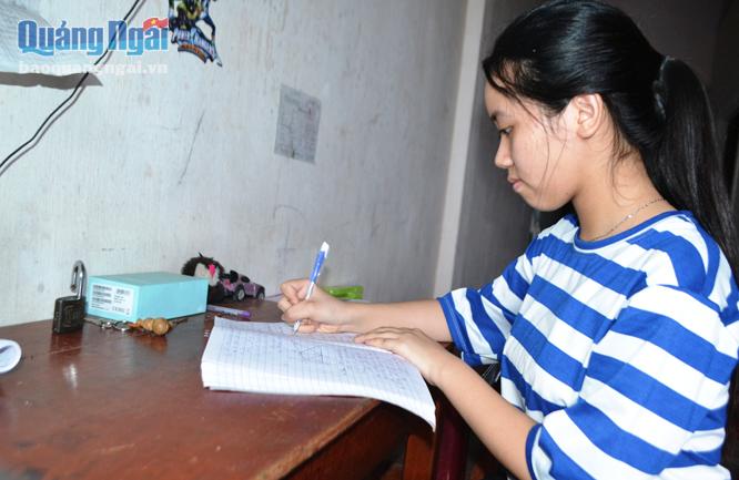 Em Trần Thị Kim Vy chăm chỉ làm bài tập ở nhà.
