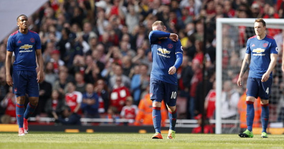Sự thất vọng của các cầu thủ Man.United trên sân Emirates. Ảnh: Reuters
