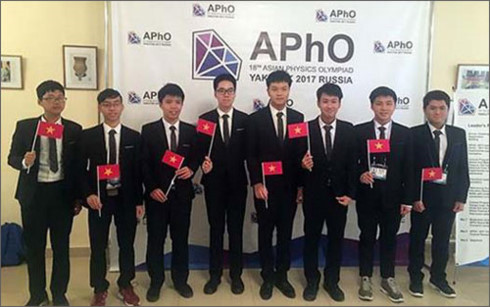 Đội tuyển học sinh tham dự kỳ thi Olympic Vật lý châu Á lần thứ 18 năm 2017
