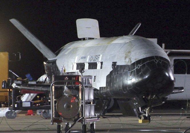  Máy bay không gian X-37B trở về sau sứ mệnh 718 ngày trên quỹ đạo Trái đất - Ảnh: Reuters
