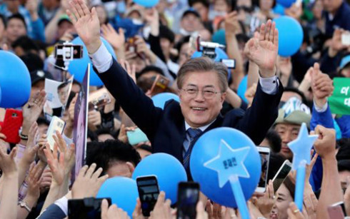Ứng cử viên hàng đầu cho vị trí Tổng thống Hàn Quốc Moon Jea-in giữa rừng người ủng hộ trong cuộc vận động tranh cử ngày 7/5. Ảnh: AP.