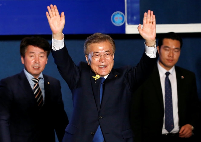 Ông Moon Jae In tuyên bố chiến thắng tại Seoul tối 9-5 - Ảnh: Reuters