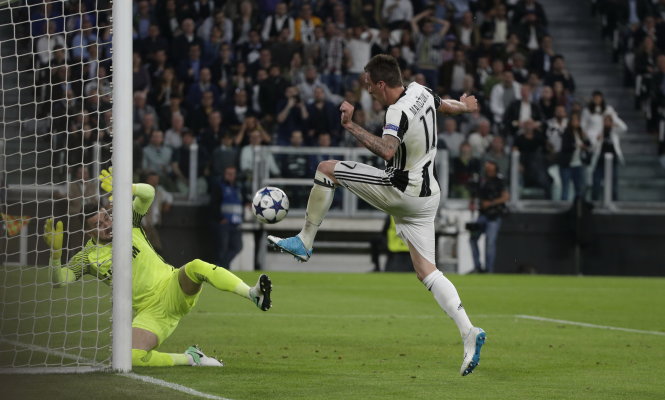 Pha dứt điểm mở tỉ số cho Juventus của Mandzukic. Ảnh: REUTERS