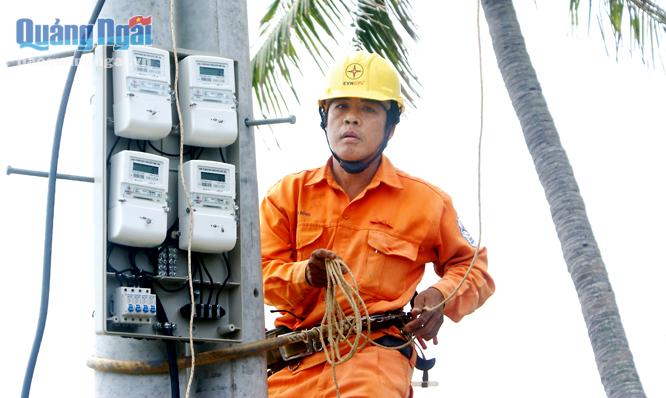  Nhân viên điện lực kiểm tra hệ thống đo đếm điện năng ở huyện đảo Lý Sơn.        
