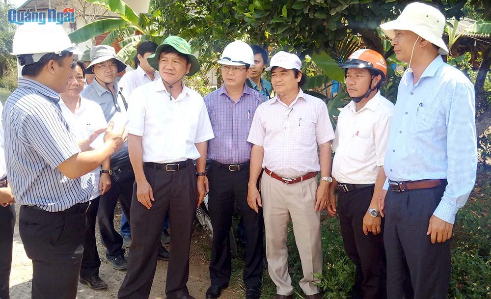 Chủ tịch UBND tỉnh Trần Ngọc Căng (thứ 2 bên phải) kiểm tra thực địa và nghe chủ đầu tư báo cáo những vướng mắc