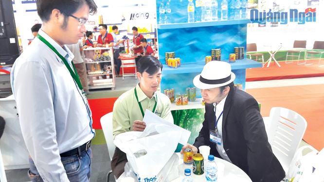 Doanh nghiệp nước ngoài tìm hiểu sản phẩm của Công ty CP Đường Quảng Ngãi tại Hội chợ thương mại quốc tế 2017.    