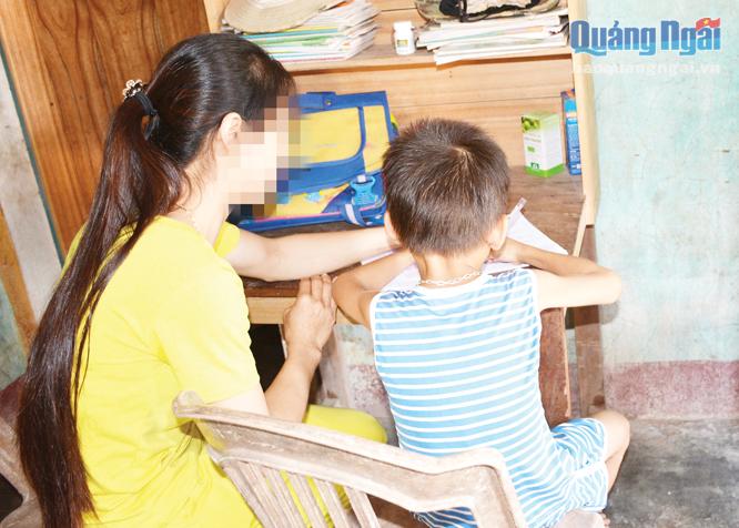Dù đã 9 tuổi, nhưng bé T, ở huyện Nghĩa Hành khá gầy yếu, bởi em phải chịu đựng nỗi đau bệnh tật do HIV gây ra.