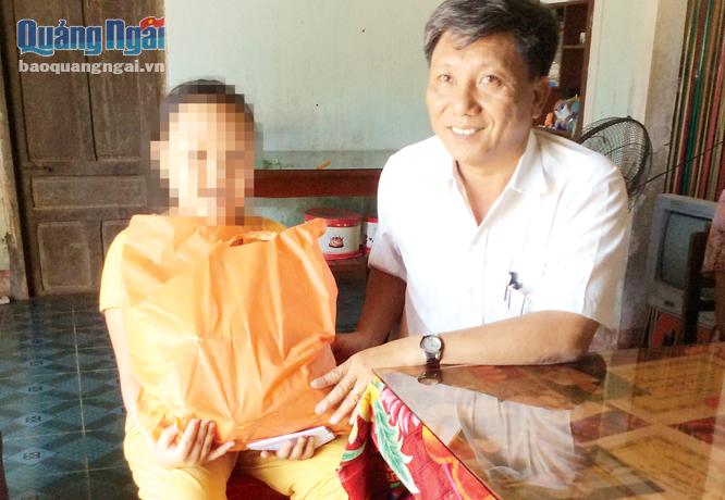 Bác sĩ Võ Mẫn- Phó Giám đốc phụ trách Trung tâm phòng, chống HIV/AIDS tỉnh thăm tặng quà cho cháu N, huyện Tư Nghĩa bị nhiễm HIV.