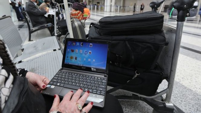  Mỹ xem xét mở rộng lệnh cấm thiết bị điện tử cỡ lớn trên các chuyến bay từ EU - Ảnh: AFP