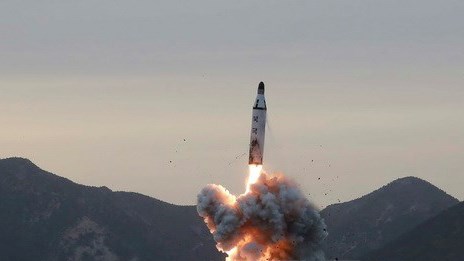  Tên lửa đạn đạo được phóng lên từ tàu ngầm tại một vị trí bí mật ở Triều Tiên. (Ảnh: EPA/TTXVN)