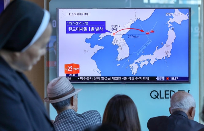 Người dân Seoul, Hàn Quốc, coi tin tức về vụ phóng tên lửa ngày 14-5 - Ảnh: Reuter