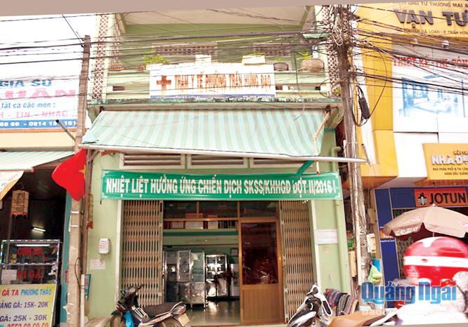 Trạm Y tế phường Trần Hưng Đạo (TP.Quảng Ngãi) tận dụng nhà dân từ trước 1975 đến nay để làm việc.   