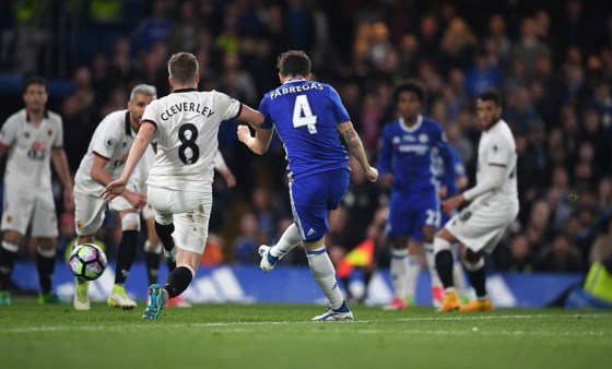  Fabregas (số 4)  ghi bàn ấn định chiến thắng 4 - 3 cho Chelsea. Ảnh: Dailymail