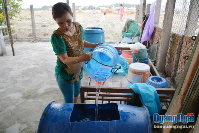 Người dân Nghĩa An (TP.Quảng Ngãi) chật vật tìm nước sạch để sinh hoạt hằng ngày.