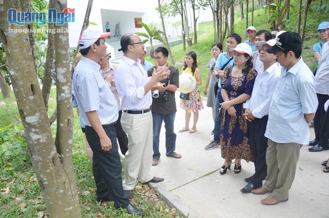  Chủ trang trại Hoàng Trầm Phạm Tuấn Anh giải thích để du khách biết về cơ chế tạo trầm ở cây gió bầu.