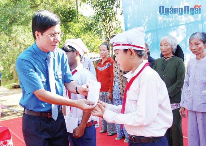 Bí thư Tỉnh đoàn Đặng Minh Thảo tặng quà cho học sinh nghèo xã Ba Động (Ba Tơ).  